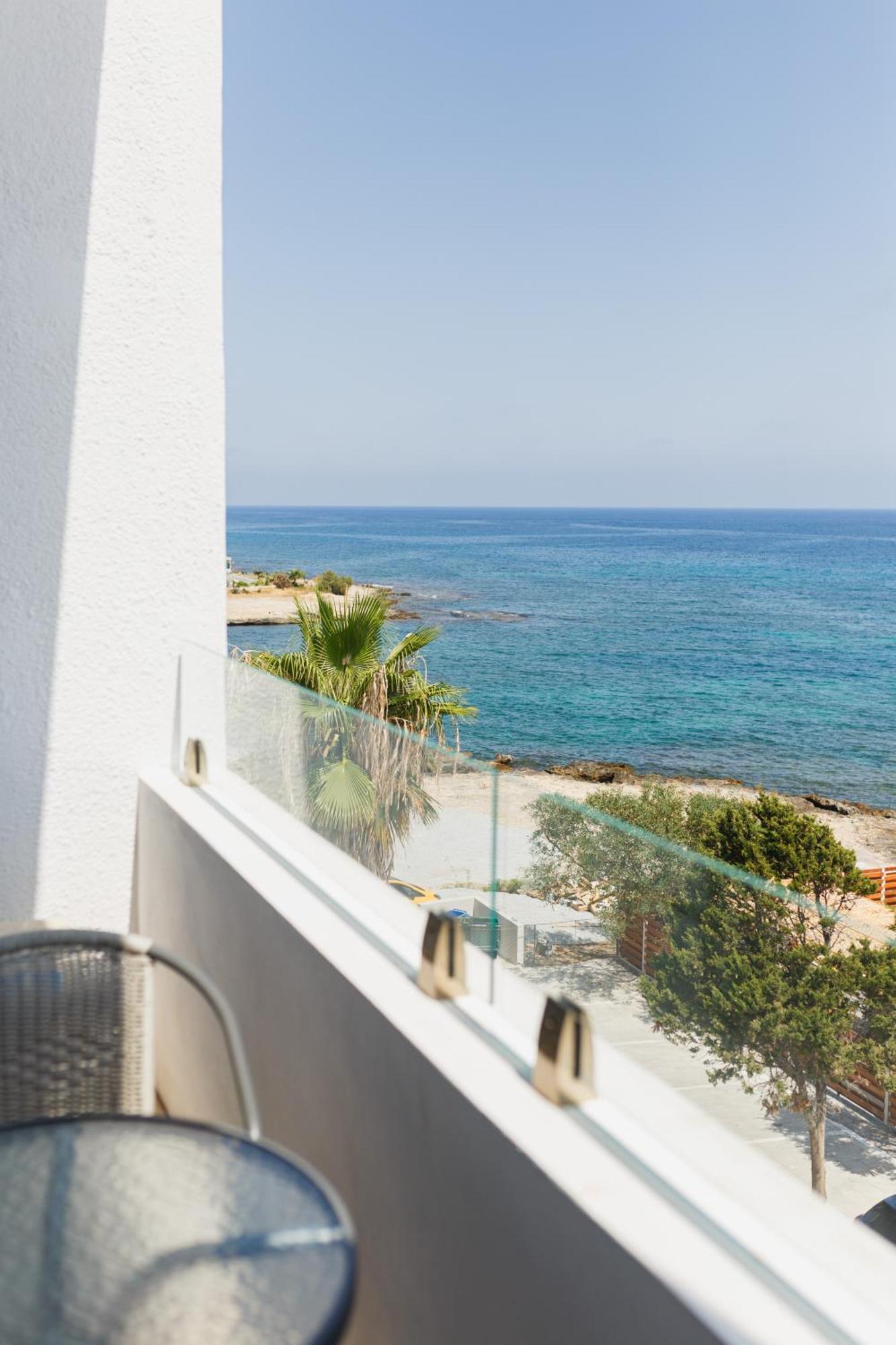 Azure Bay Hotell Ayvaryara Exteriör bild