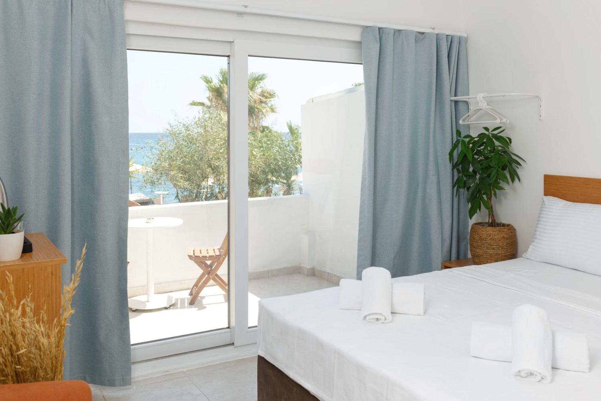 Azure Bay Hotell Ayvaryara Exteriör bild