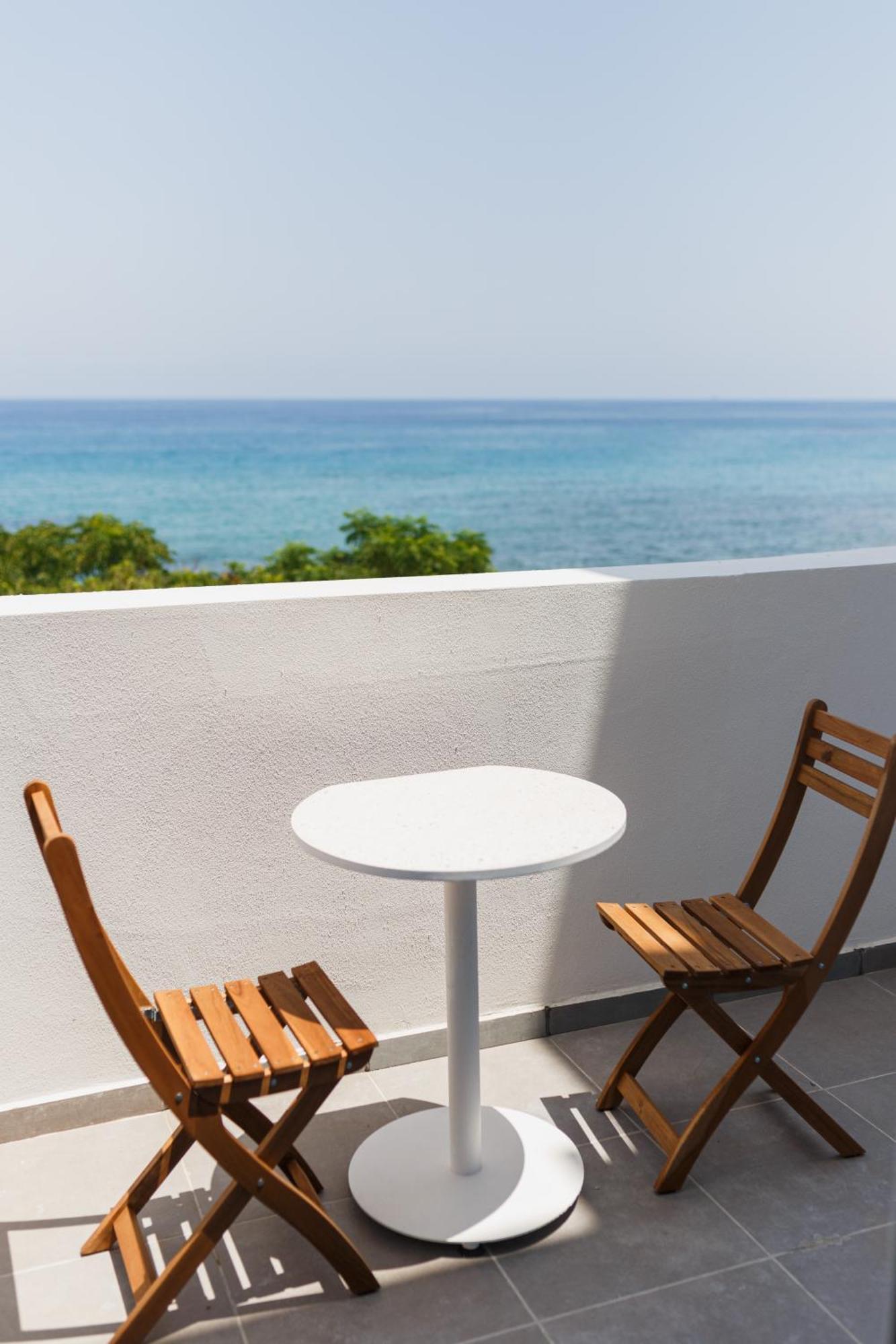 Azure Bay Hotell Ayvaryara Exteriör bild