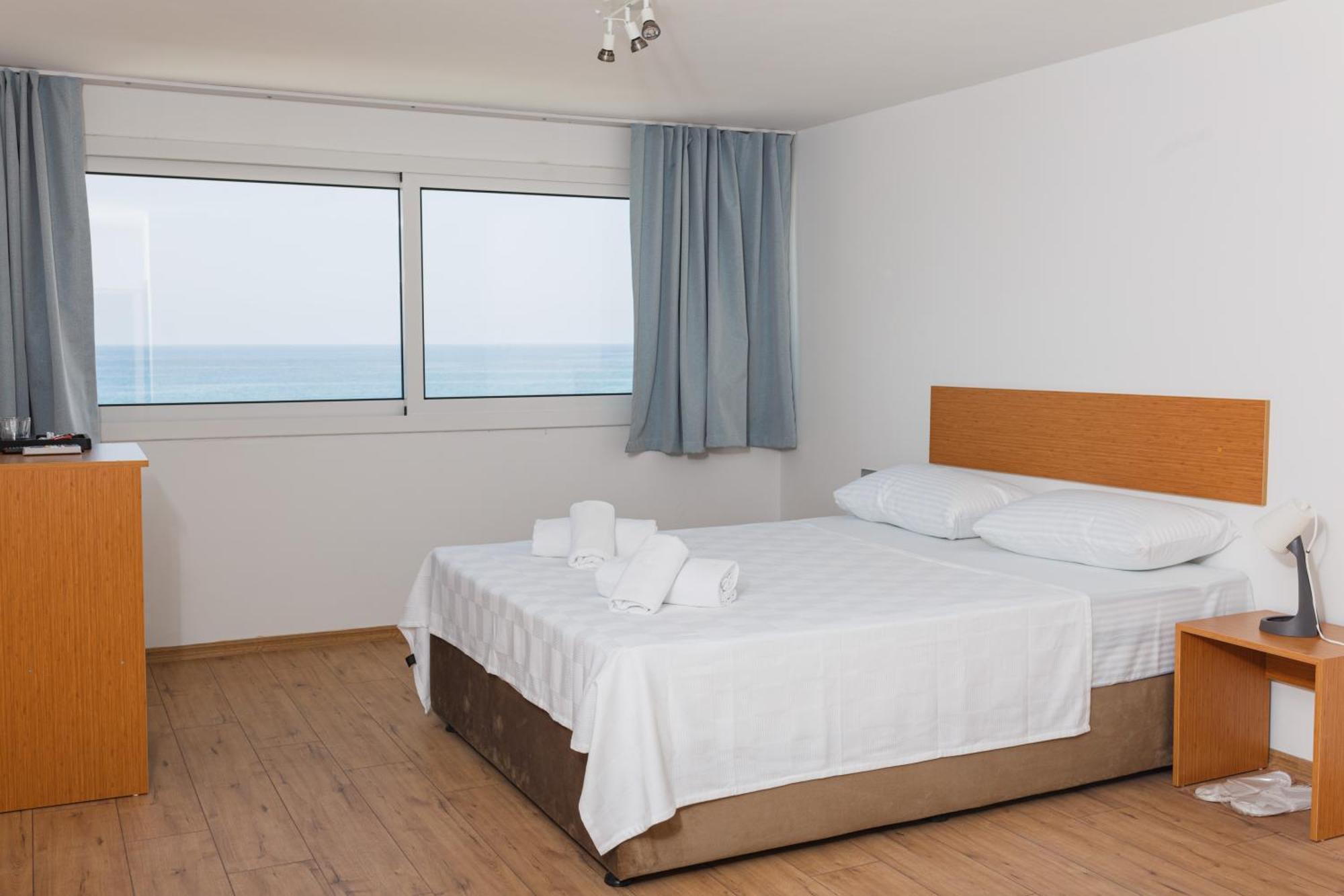 Azure Bay Hotell Ayvaryara Exteriör bild