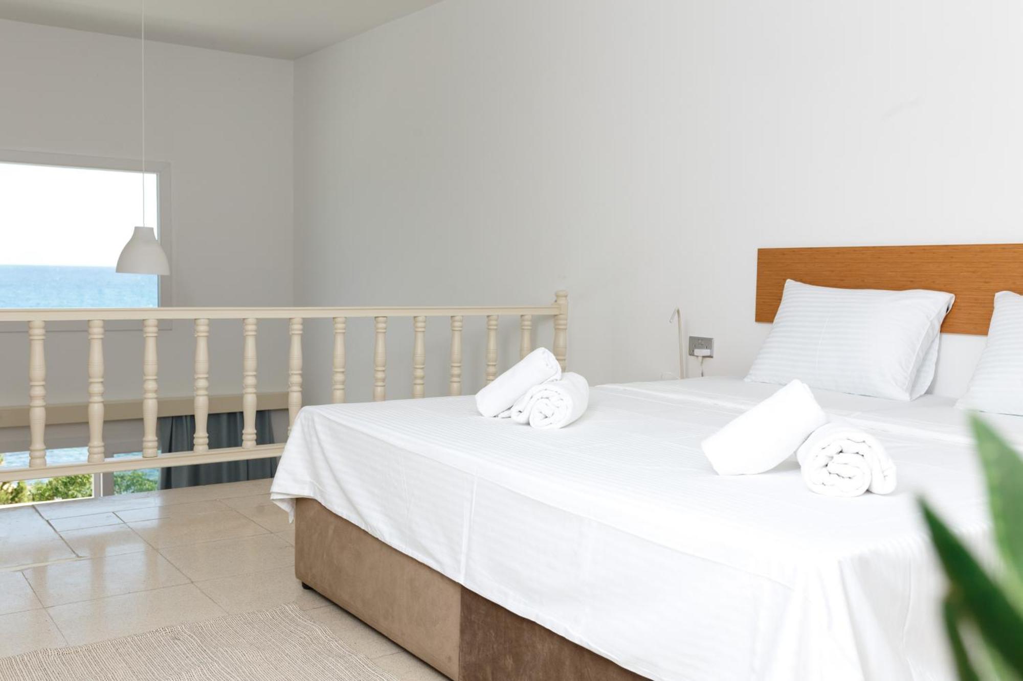 Azure Bay Hotell Ayvaryara Exteriör bild