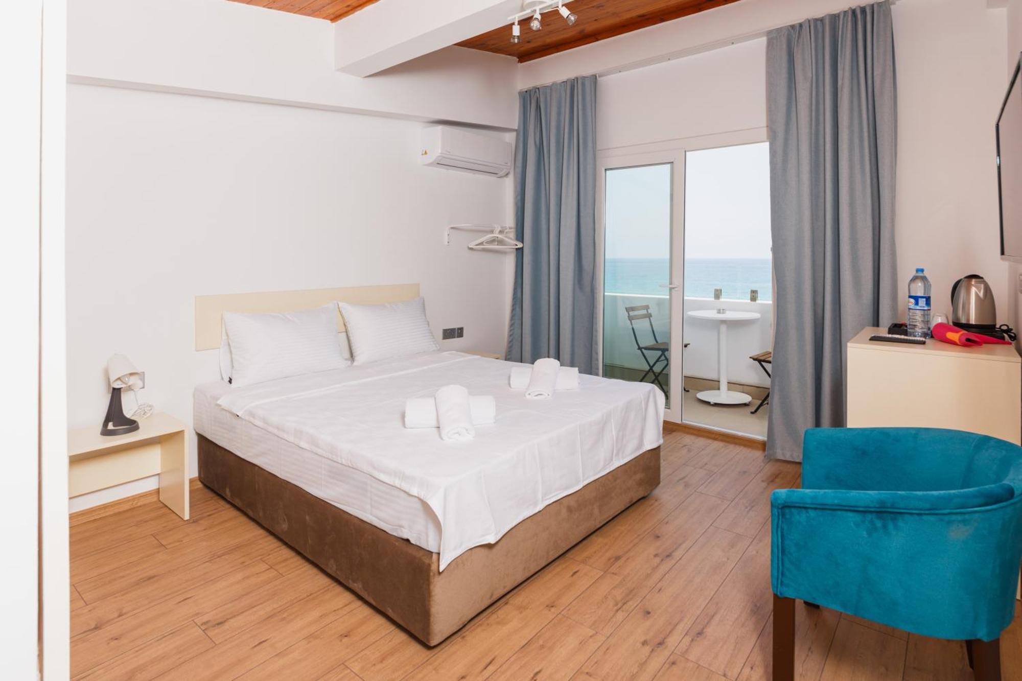 Azure Bay Hotell Ayvaryara Exteriör bild