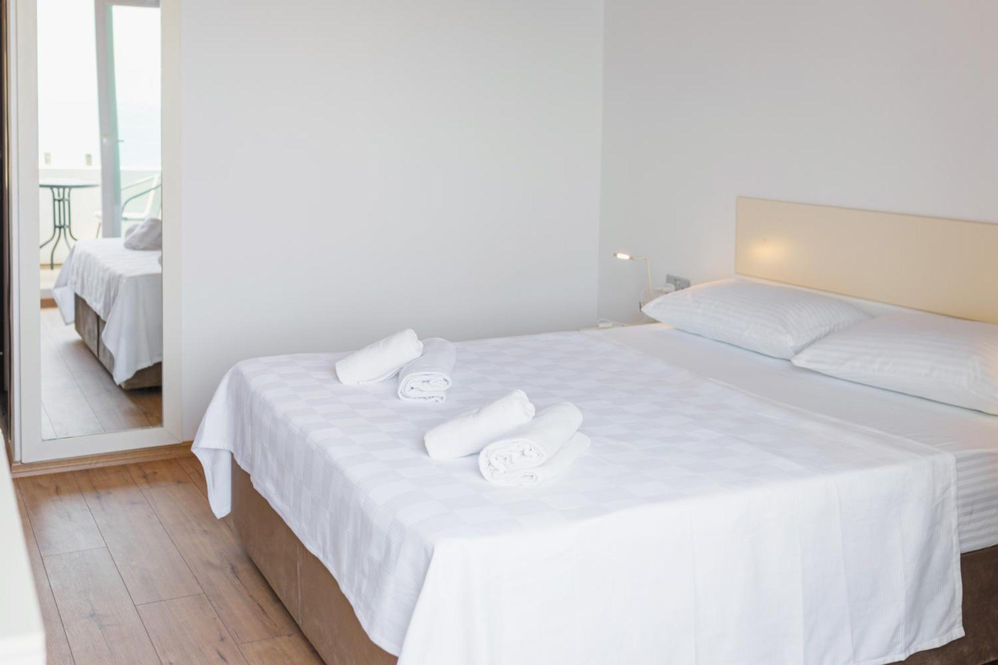 Azure Bay Hotell Ayvaryara Exteriör bild
