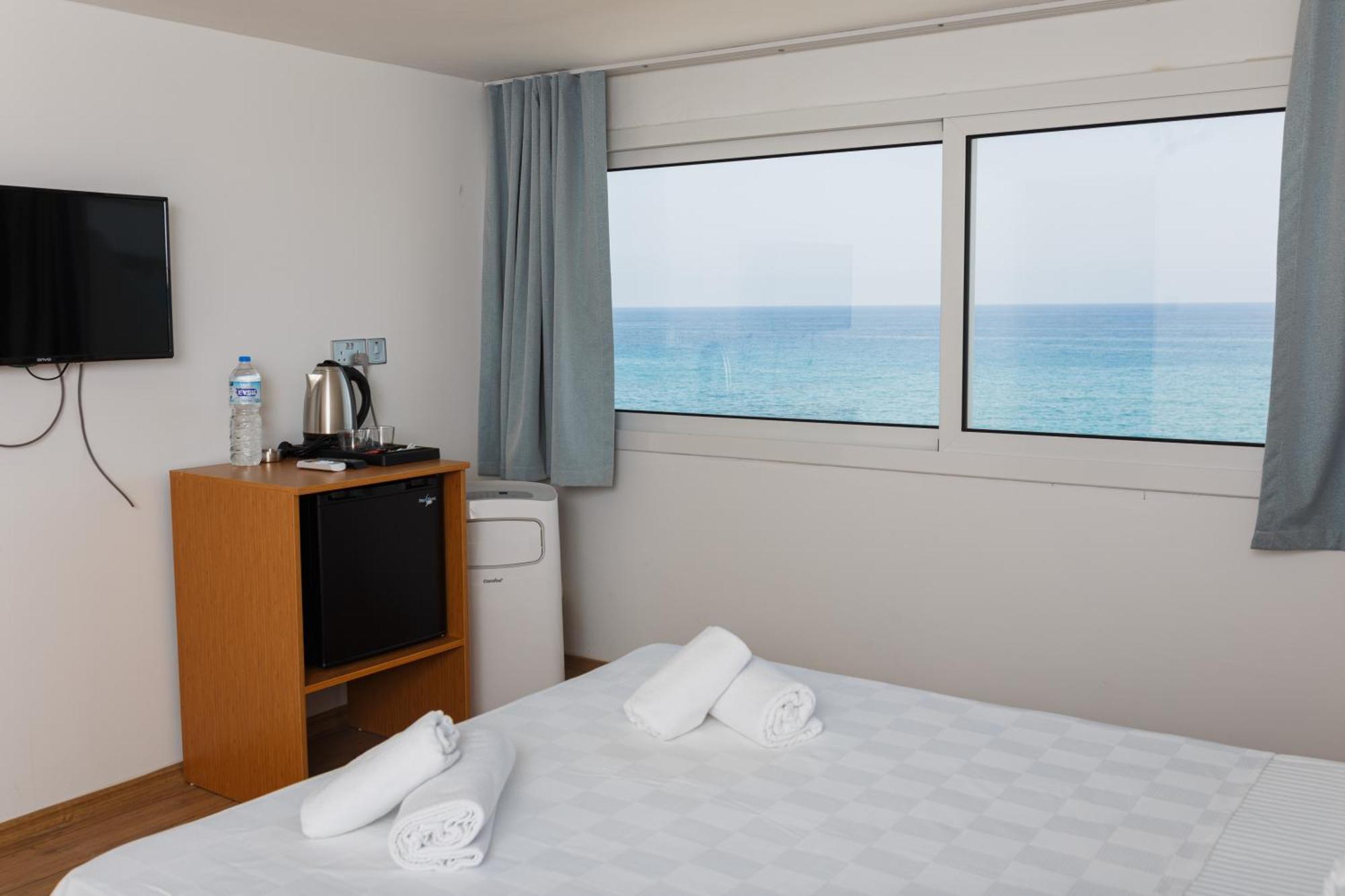 Azure Bay Hotell Ayvaryara Exteriör bild