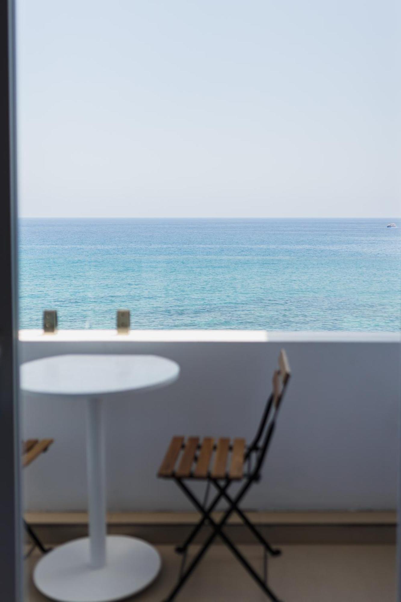 Azure Bay Hotell Ayvaryara Exteriör bild