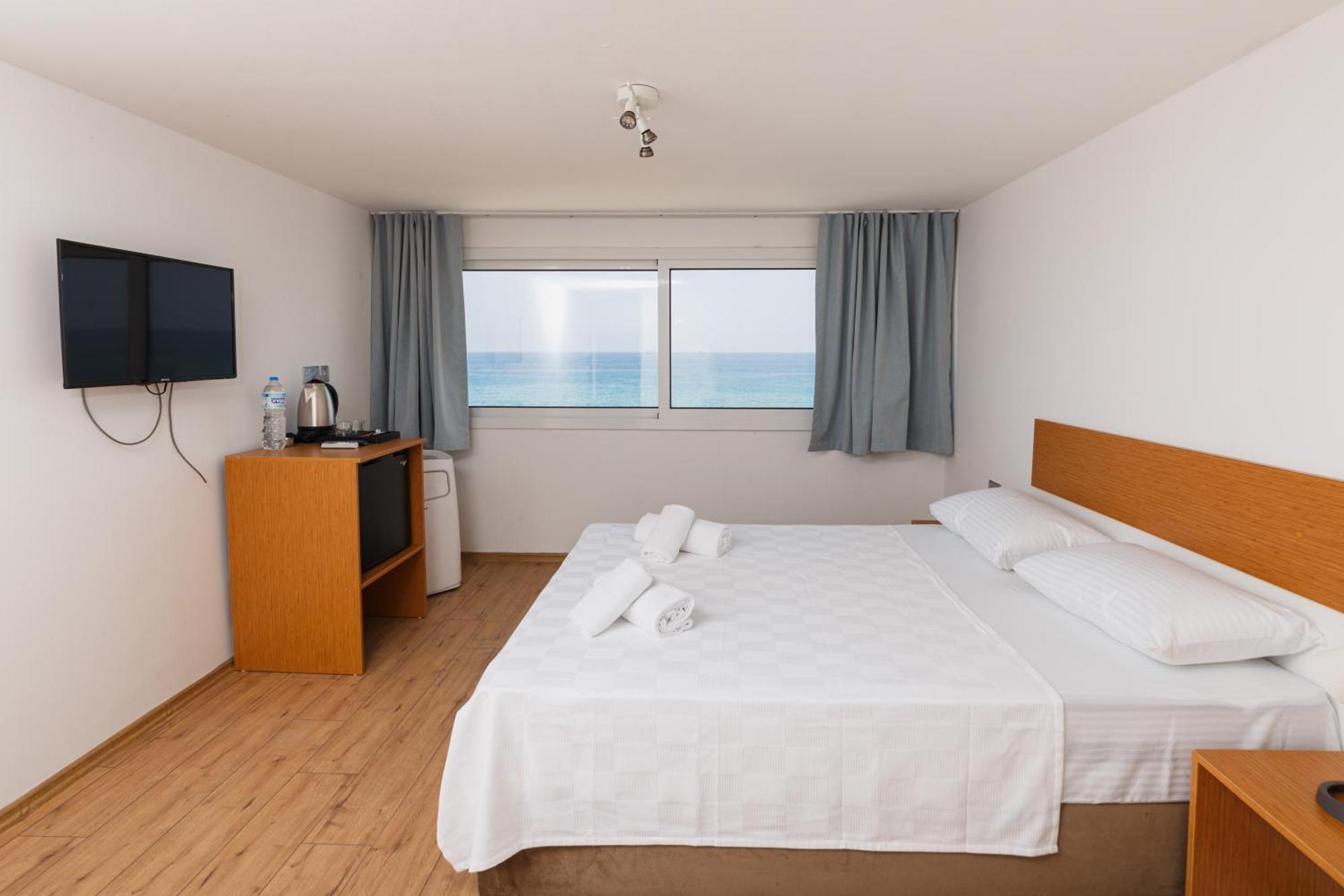 Azure Bay Hotell Ayvaryara Exteriör bild