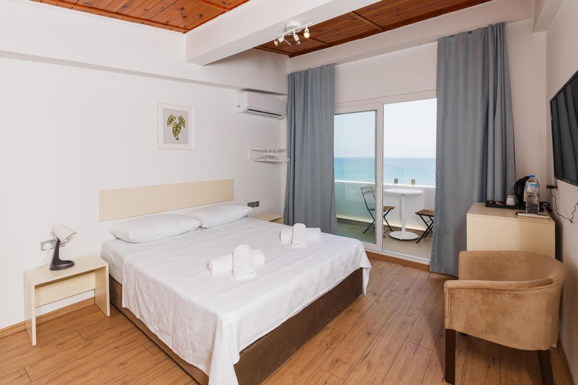 Azure Bay Hotell Ayvaryara Exteriör bild