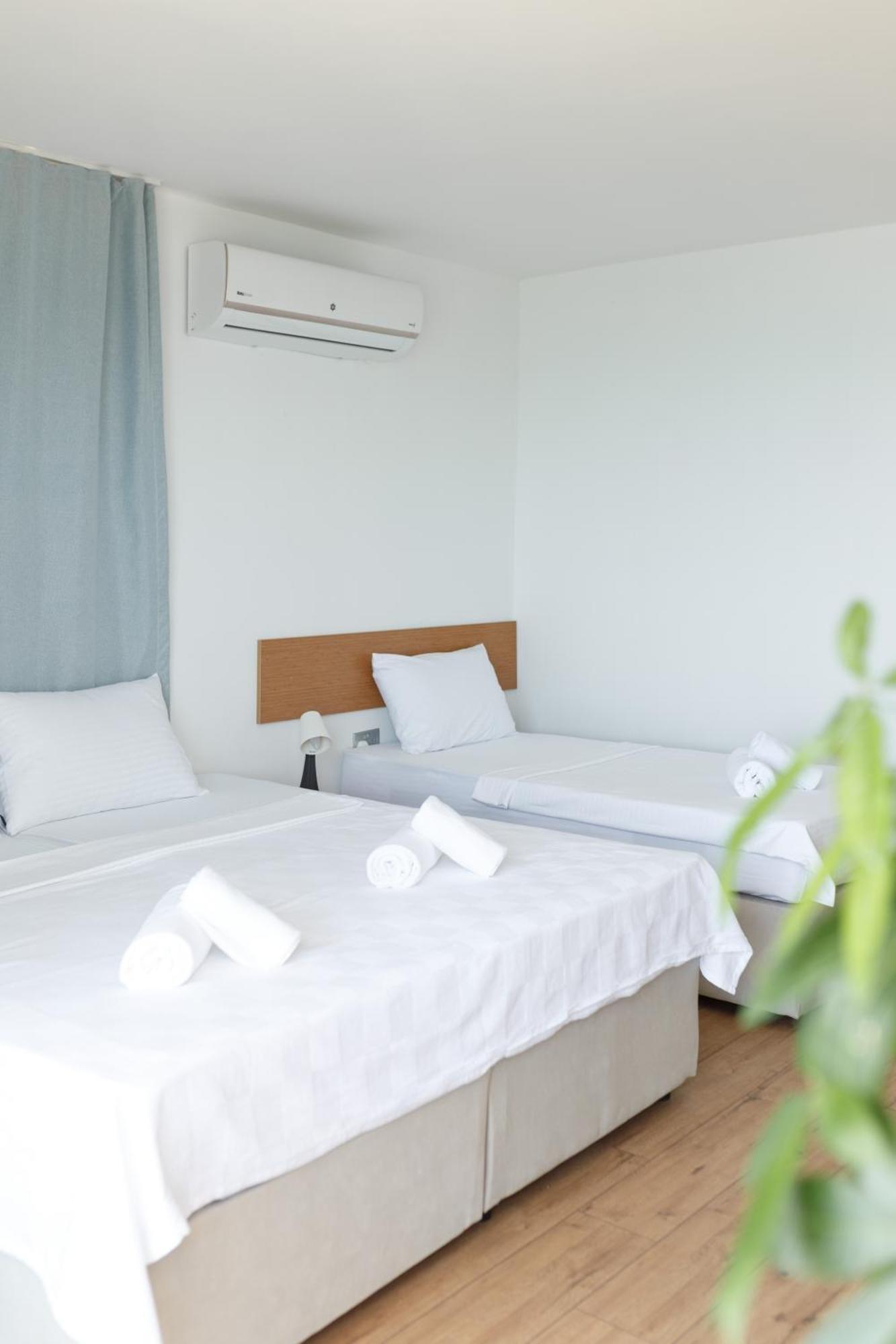 Azure Bay Hotell Ayvaryara Exteriör bild