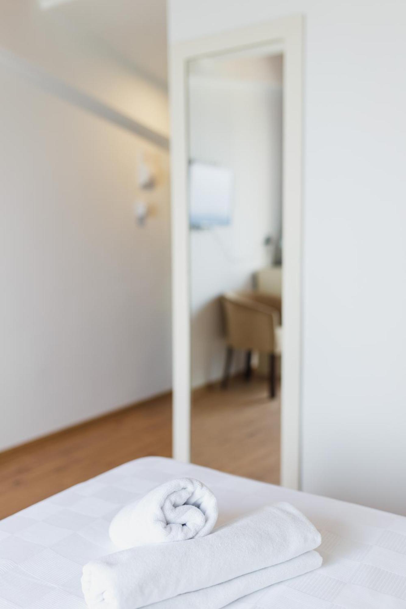Azure Bay Hotell Ayvaryara Exteriör bild