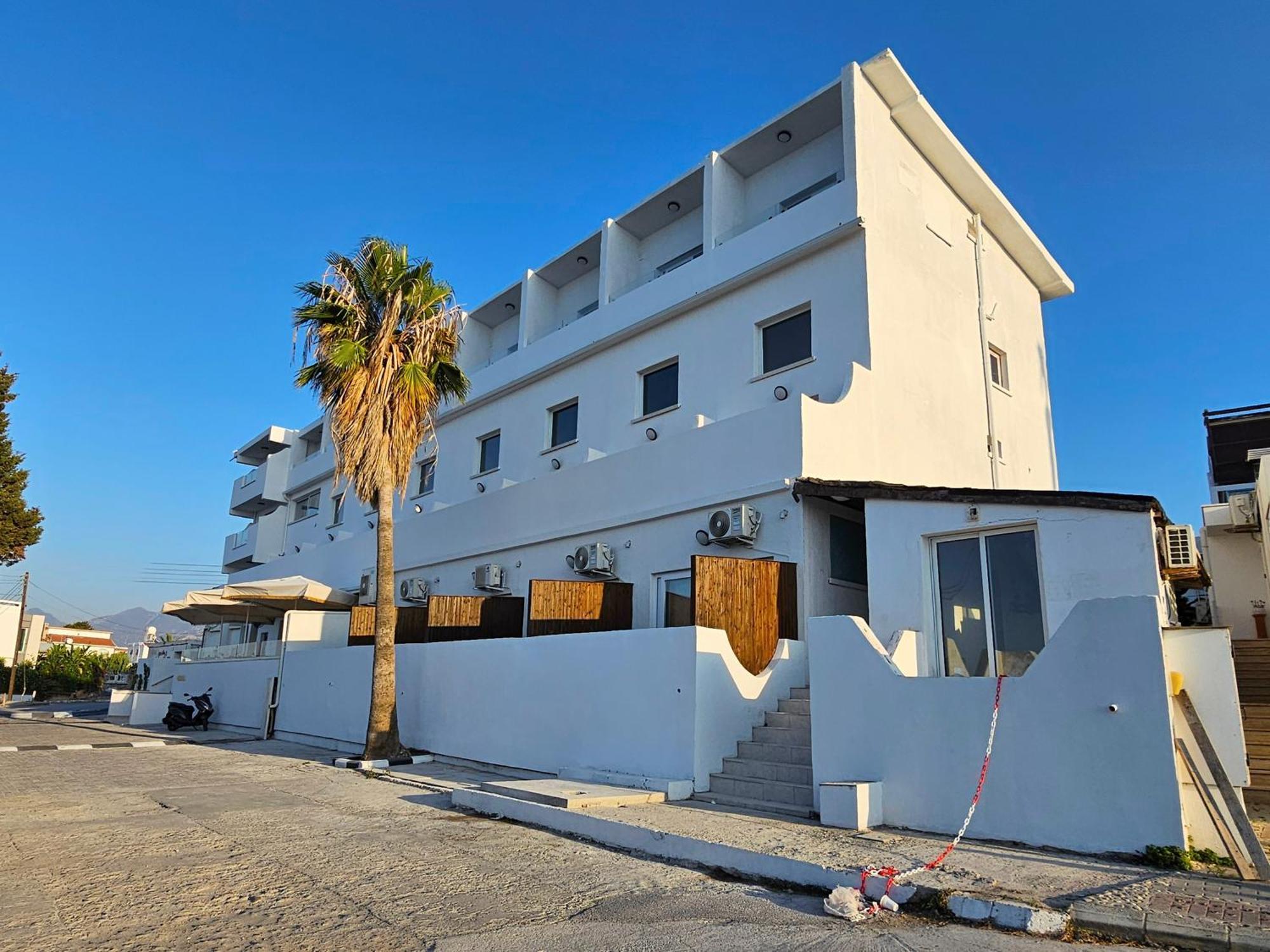 Azure Bay Hotell Ayvaryara Exteriör bild